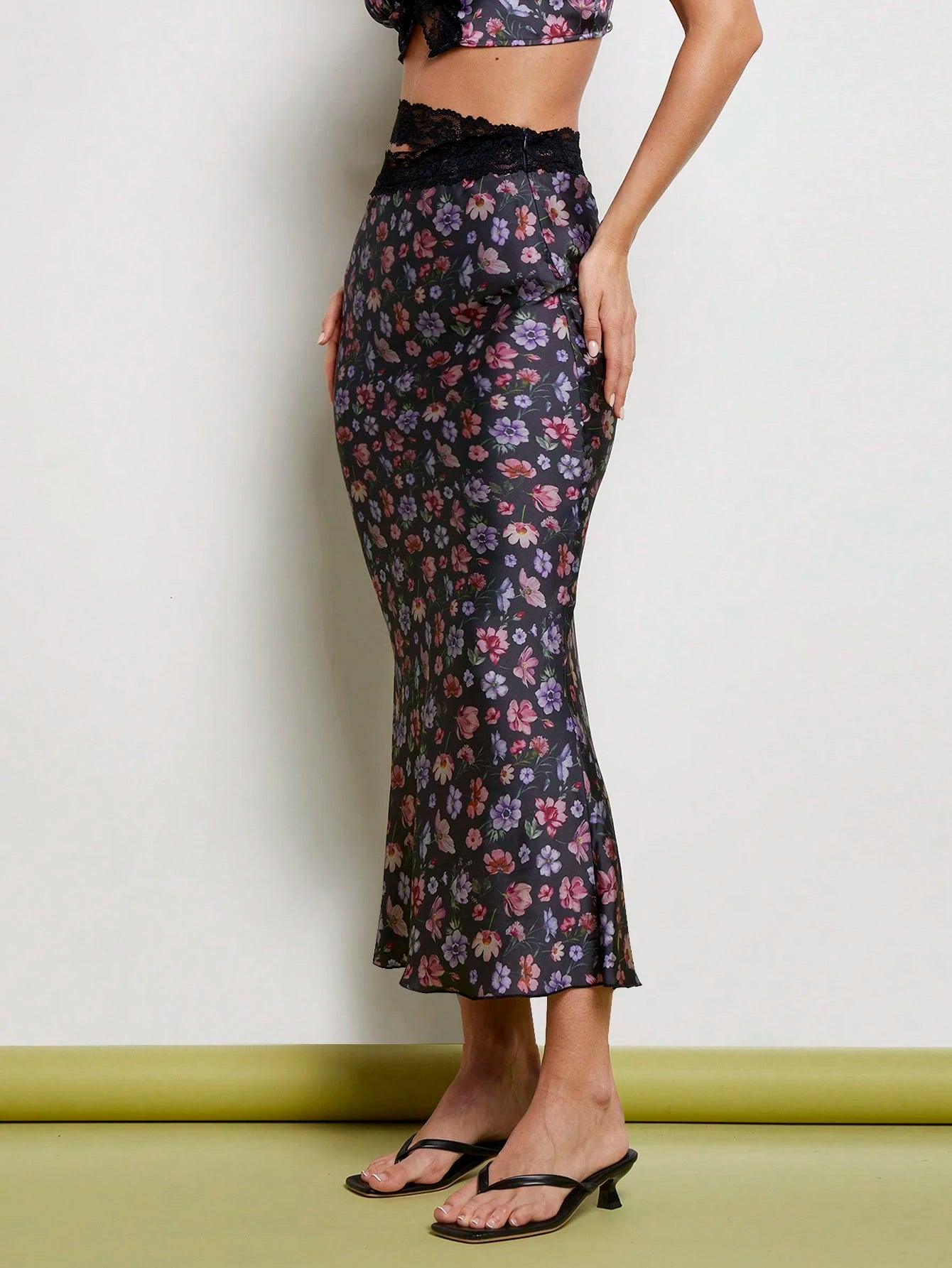 Midnight Bloom Lace-Trim Midi Skirt – Dark Floral